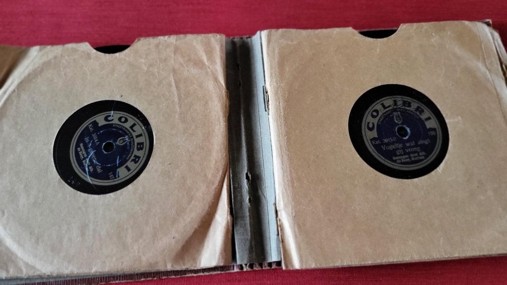 album met kleine 78 toeren grammofoon plaatjes kinderliedjes, Antiek en Kunst, Ophalen