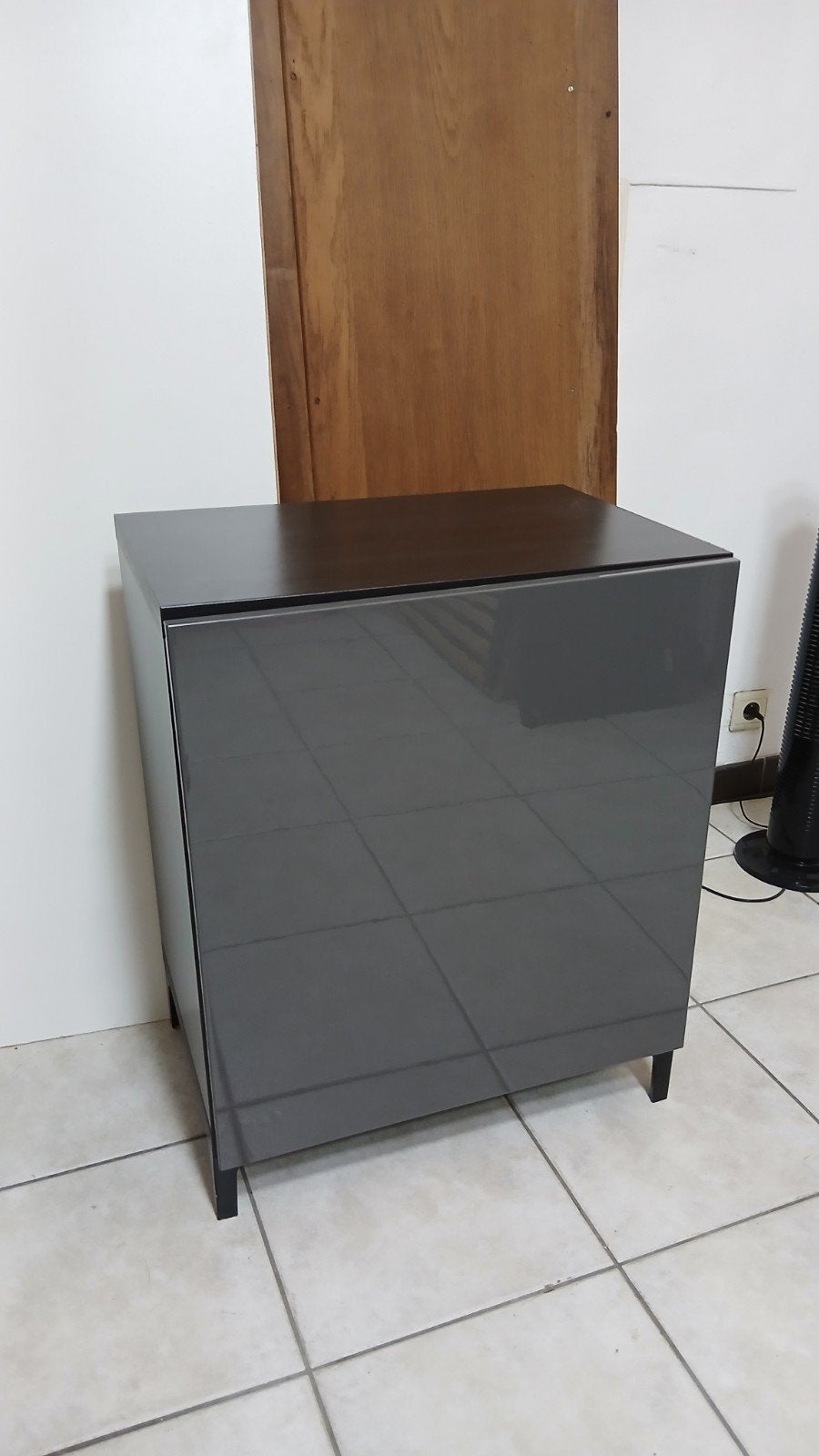 IKEA Besta meubels met deur en poten, Huis en Inrichting, Woonaccessoires | Krantenbakken en Lectuurbakken, Ophalen