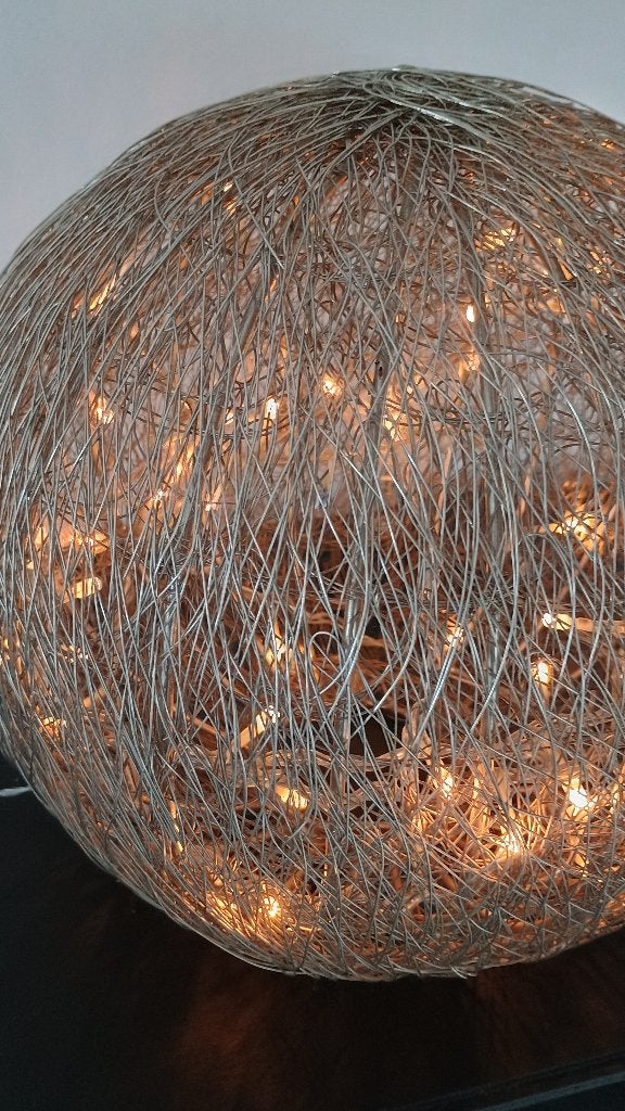 Lampe à poser, métal tressé façon pelote BE deco, Enlèvement, Comme neuf, Métal