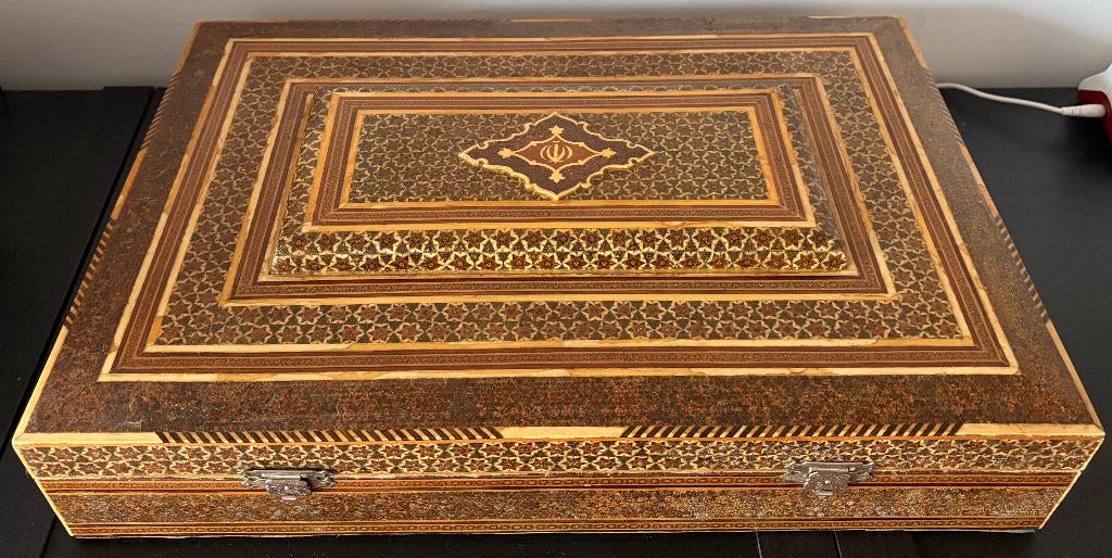 Grote Iraanse korandoos in kostbaar hout, Antiek en Kunst, Ophalen of Verzenden