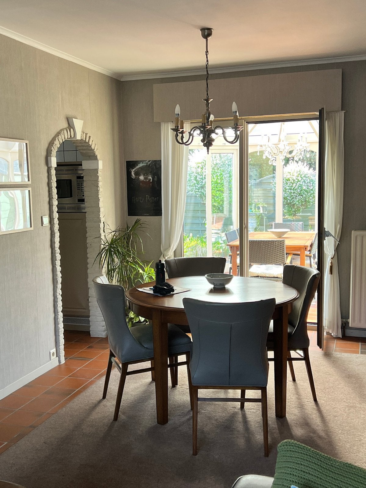 Mooie eetkamertafel met 4 leder stoelen, Huis en Inrichting, Complete eetkamers, Ophalen, Zo goed als nieuw