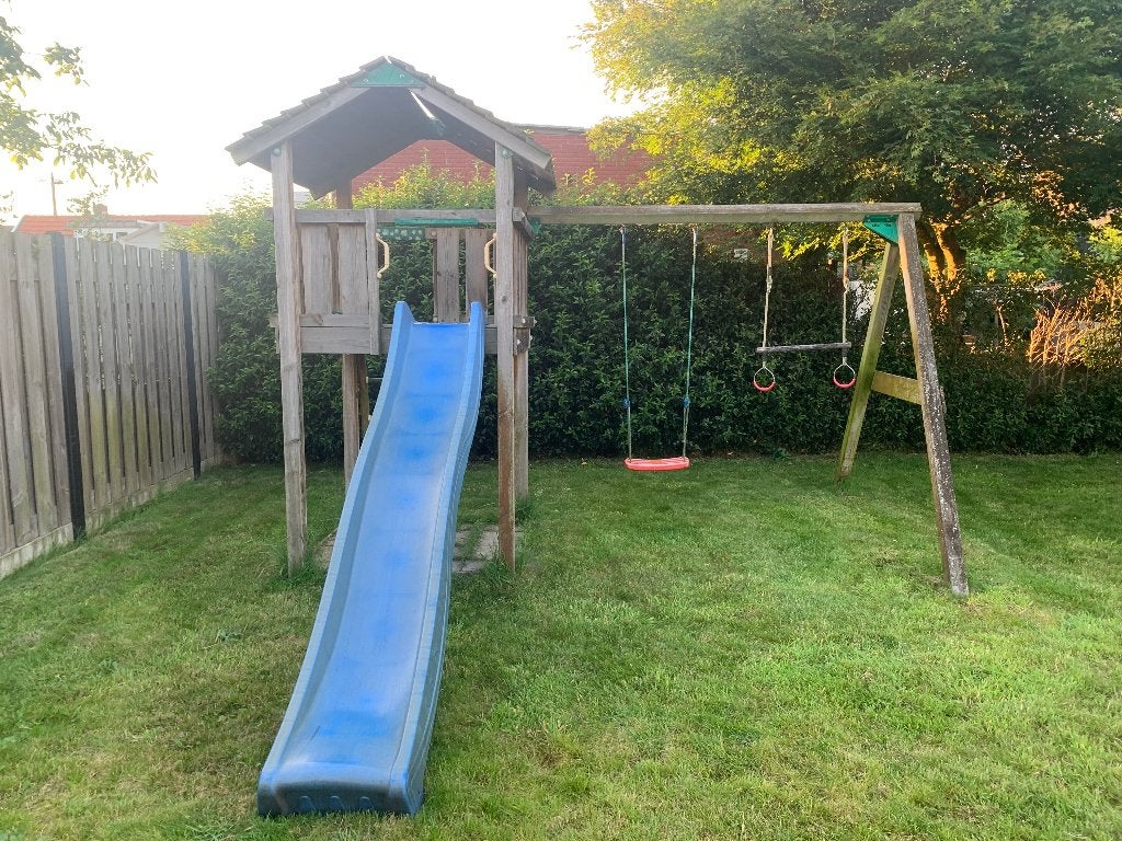 Houten speelhuis met glijbaan en 2 schommels / turnring, Kinderen en Baby's, Ophalen, Gebruikt, Hout