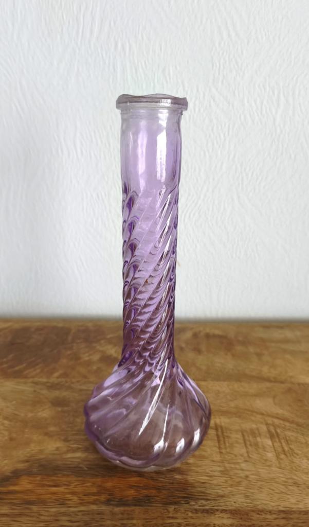 Elegante paarse glazen vaas met gedraaid design, Huis en Inrichting, Woonaccessoires | Vazen, Ophalen