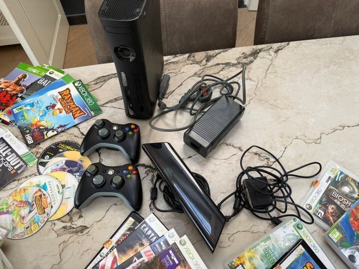 Xbox 360 Slim + Kinect + 50+ Games | Geen Online, Games en Spelcomputers, Ophalen, Zo goed als nieuw, Online