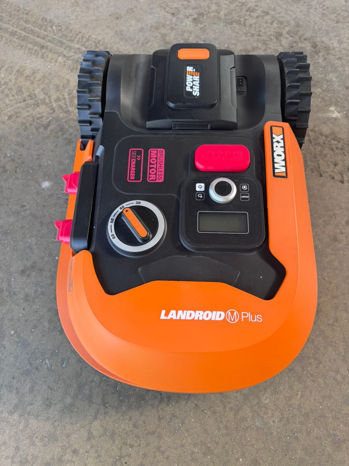 Worx Landroid M500 Plus robotmaaier met station en afzuigkap, Ophalen, Gebruikt, Met regensensor