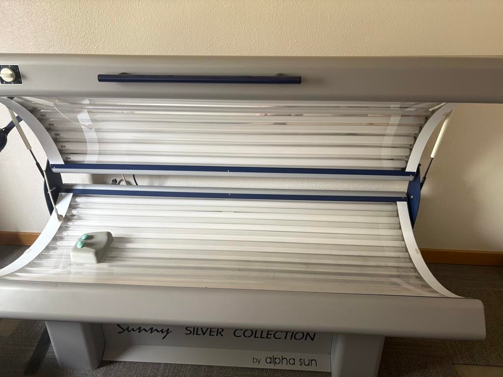 Lit de bronzage à 24 lumières avec bronzant pour le visage, Electroménager, Enlèvement, Utilisé, Banc solaire double, 15 lampes ou plus