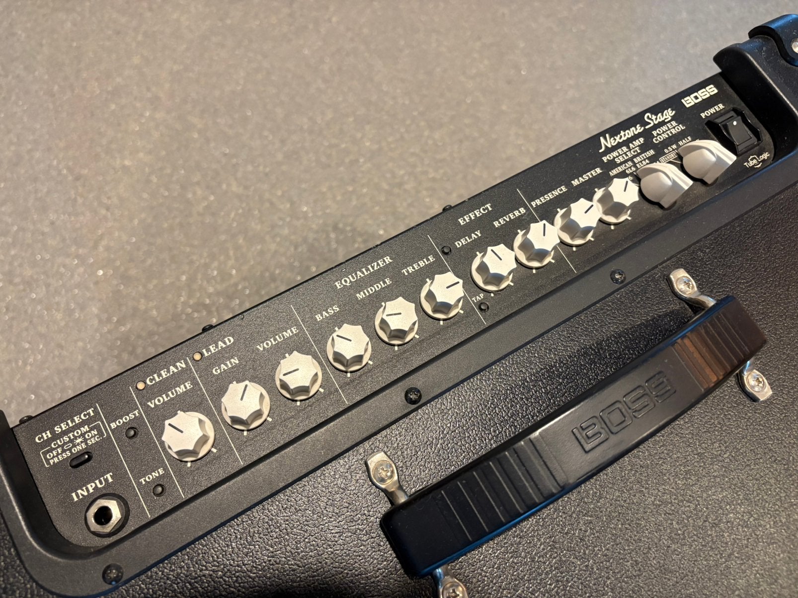 Boss Nextone Stage 40W 1x12"Gitaar Combo + Boss GA-FC Switch, Muziek en Instrumenten, Ophalen of Verzenden, Zo goed als nieuw
