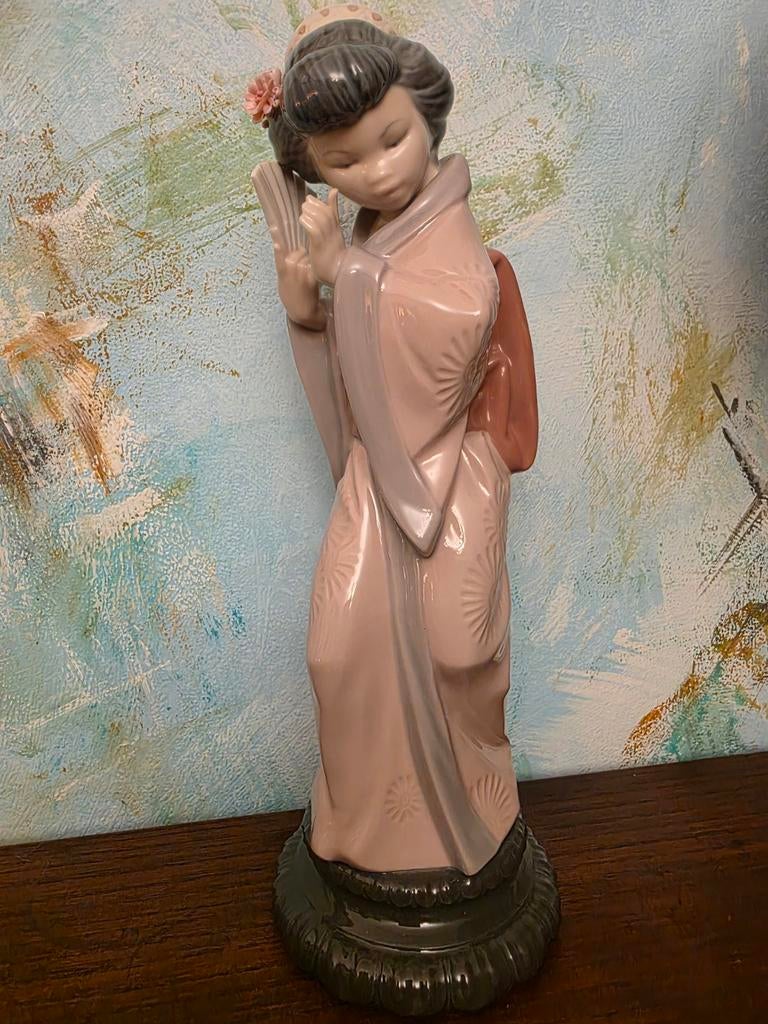 Timid Japanese girl. Lladro. Salvador Debon, Enlèvement ou Envoi