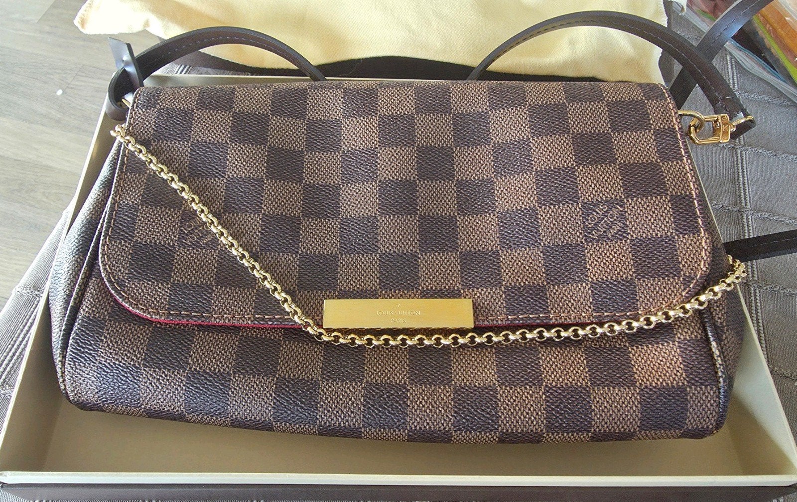 LOUIS VUITTON NIEUW VAN LV ANTWERPEN ORIGINEEL, Handtassen en Accessoires, Ophalen, Nieuw, Bruin, Avondtasje
