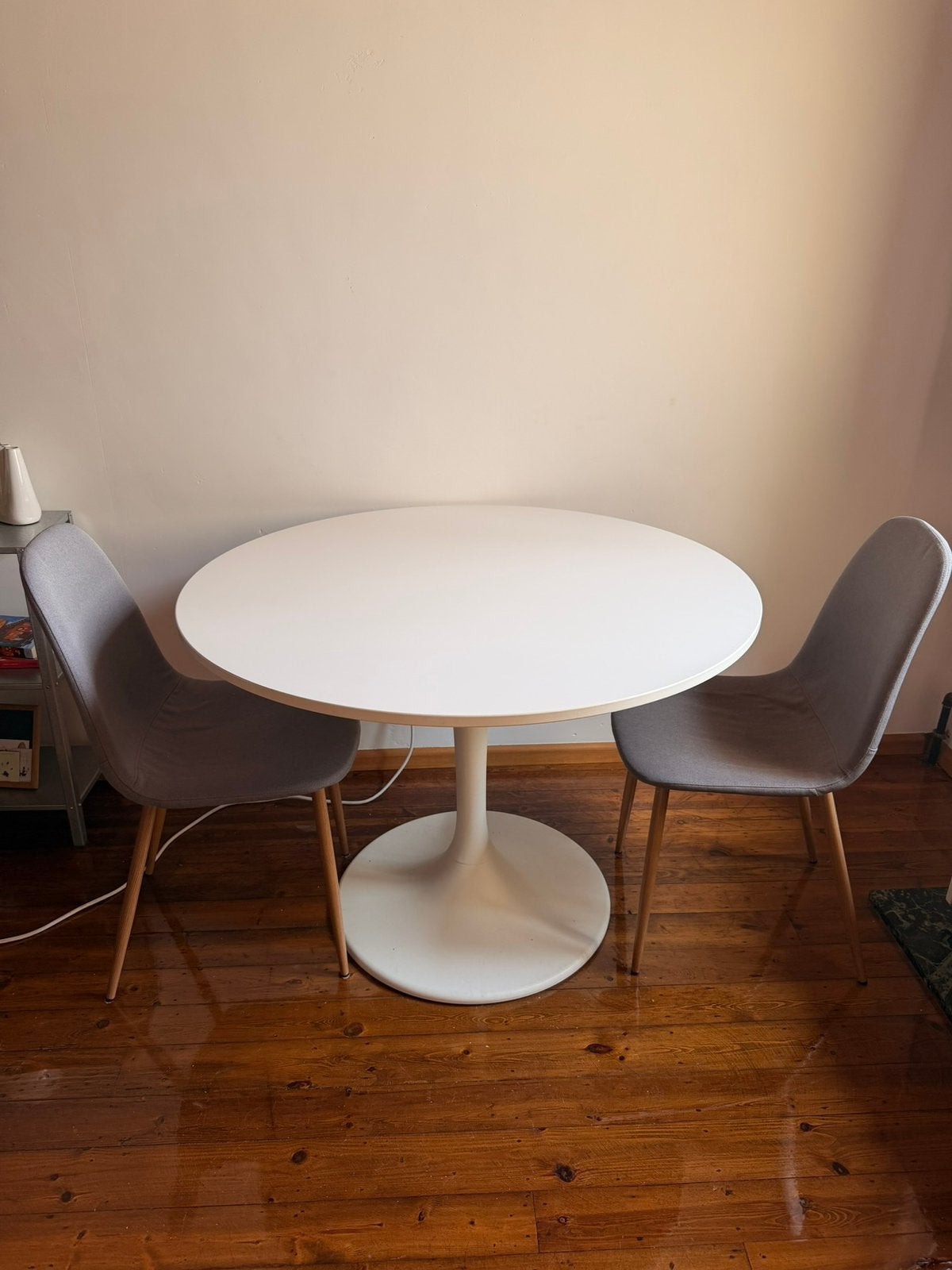 Ronde witte tafel + 2 stoelen, Enlèvement, Comme neuf