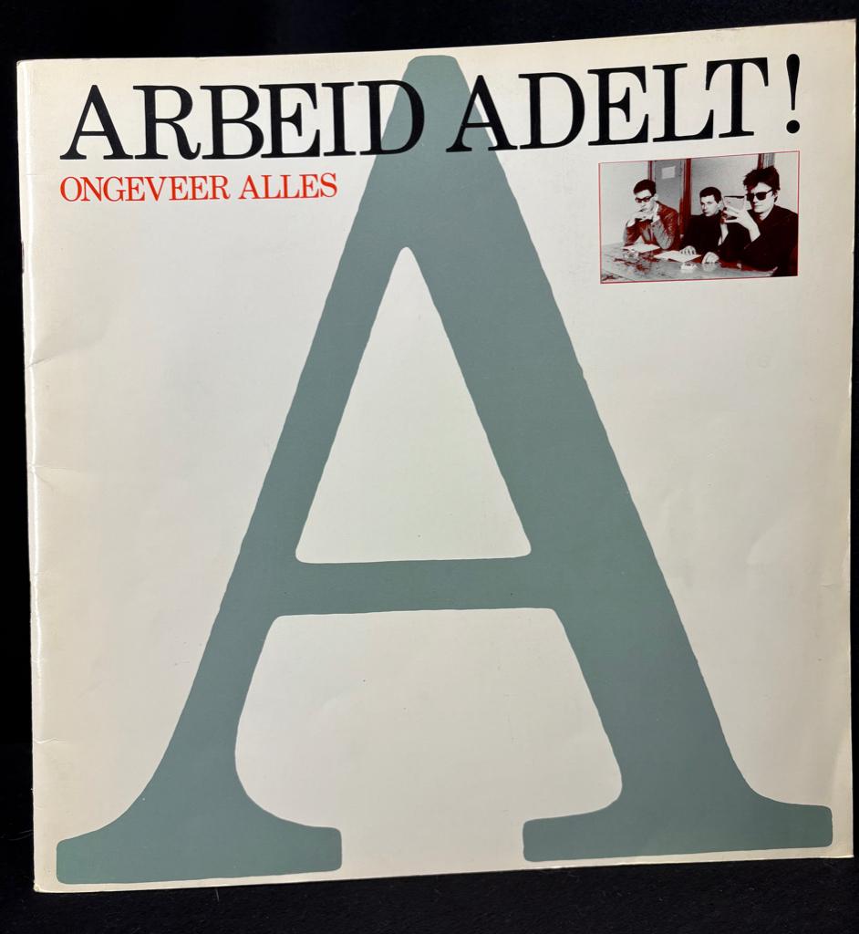 ARBEID ADELT!  À peu près tout 1983 en néerlandais, Livres, Musique, Enlèvement ou Envoi, Marcel Vanthilt, Comme neuf, Autres sujets/thèmes