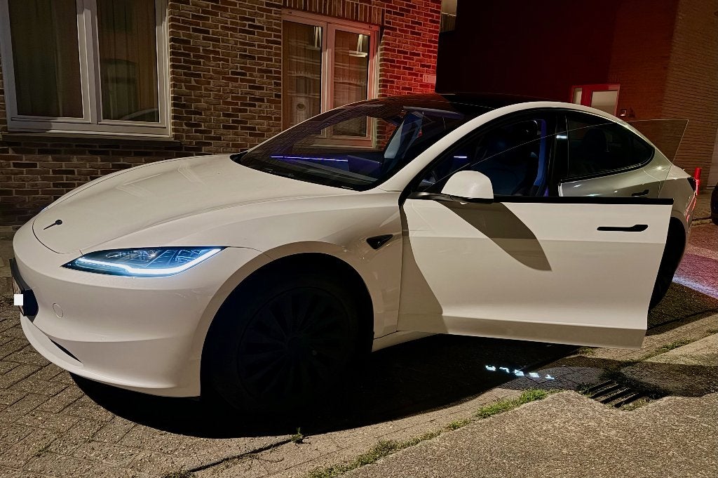 Tesla Model 3 RWD Highland Premium - Slechts 18.200 km, Autos, Tesla, Cuir, Entretenue par le concessionnaire, Noir, 5 portes