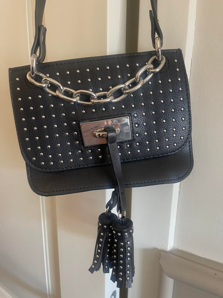Sac à main noir clouté de la marque Zara., Bijoux, Sacs & Beauté, Enlèvement ou Envoi, Comme neuf, Noir