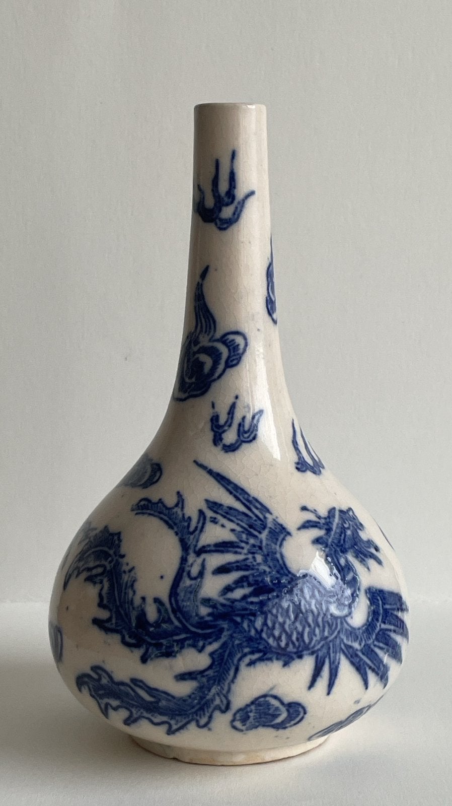 Petit vase soliflore porcelaine Bleu de Hué, Chine  Vietnam, Antiquités & Art, Enlèvement ou Envoi, Chine, Bois, Peint