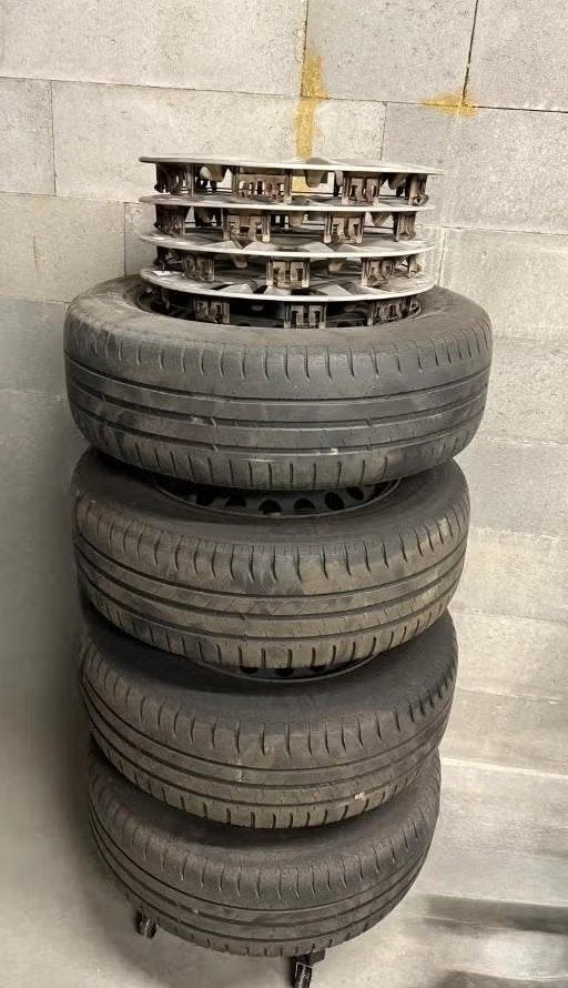 Kit jantes en tôle + Pneus (usés) 195/65/R15 Golf 6, Auto-onderdelen, Banden en Velgen, Ophalen, Gebruikt, 15 inch, Band(en)
