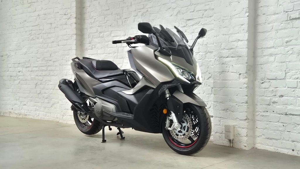 Kymco AK 550 Premium 2024  En parfait état @motomobilia, Vélos & Vélomoteurs, 550 cm³, Autres modèles, Comme neuf, Classe B (45 km/h)