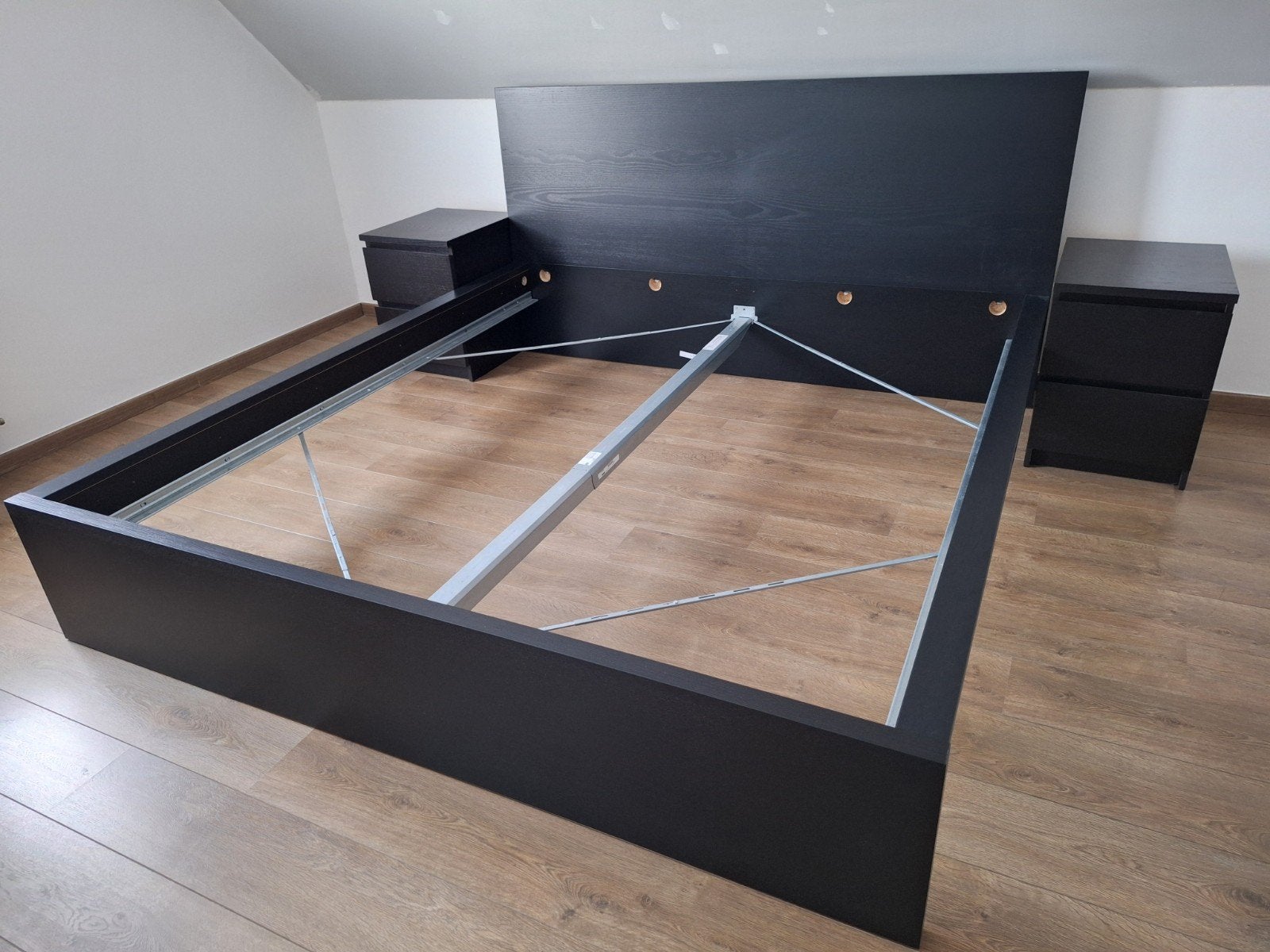 Zwart bedframe met bijhorende nachtkastjes., Ophalen, Gebruikt, Zwart, Twijfelaar