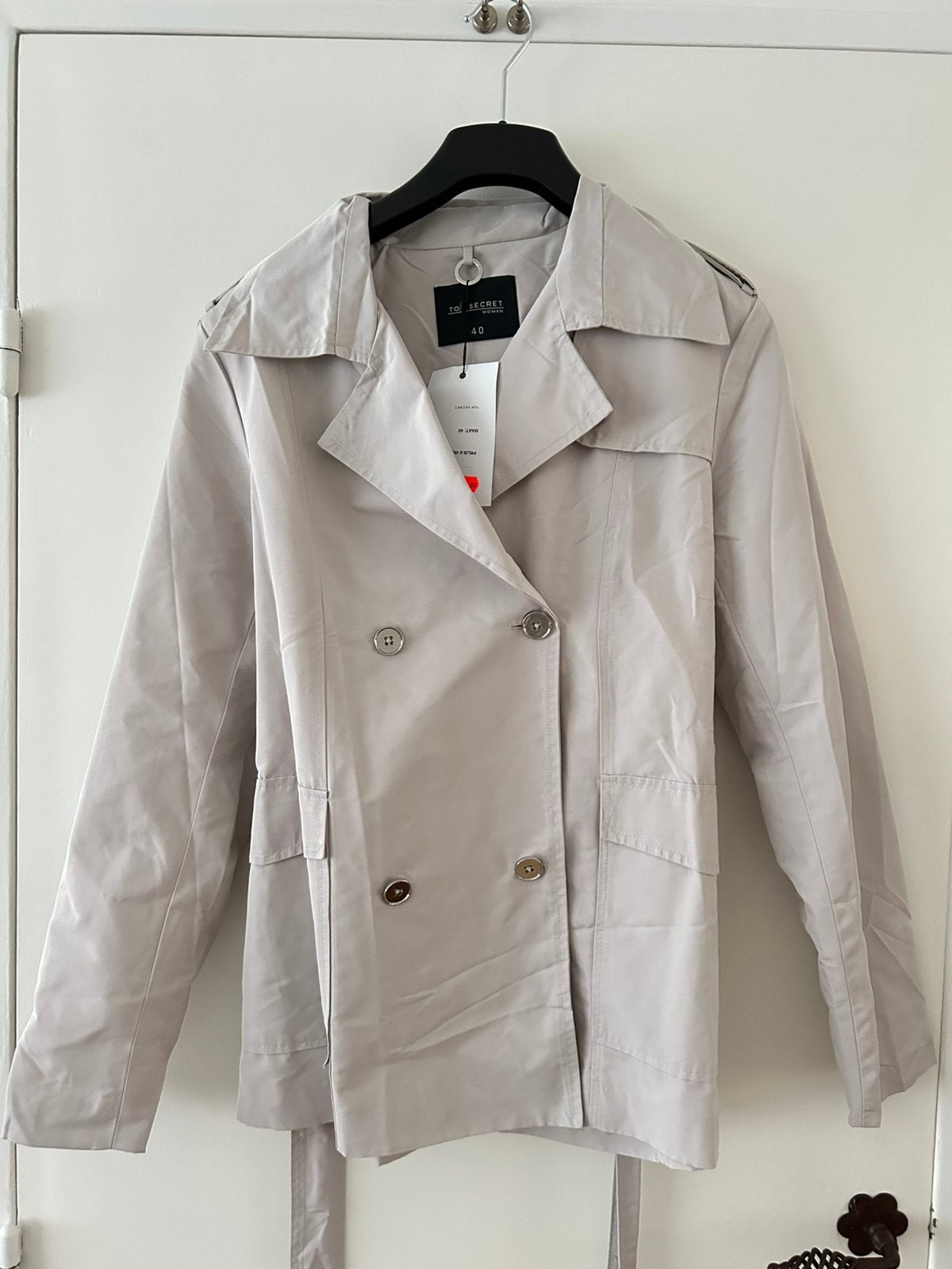 Lichtgrijze dames trenchcoat M, Kleding | Dames, Ophalen of Verzenden, Nieuw, Maat 38/40 (M), Grijs