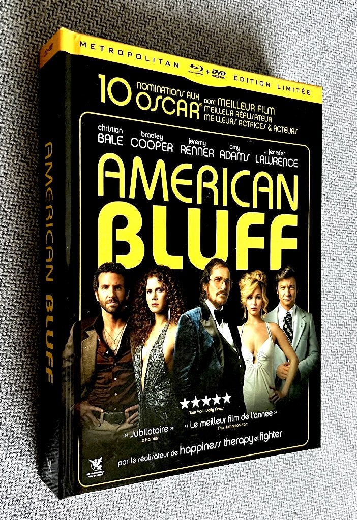AMERICAN BLUFF // Éd.LIMITÉE 1 BLURAY, 2 DVD, 1 CD, 1 LIVRET, CD & DVD, Blu-ray, Thrillers et Policier, Enlèvement ou Envoi, Film