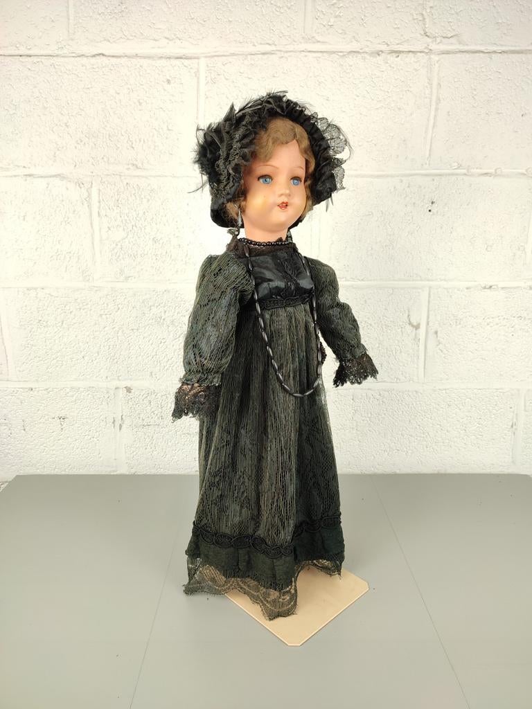 Papier-mache pop met victoriaanse kledij, Verzamelen, Poppen, ., Ophalen of Verzenden, ., Pop