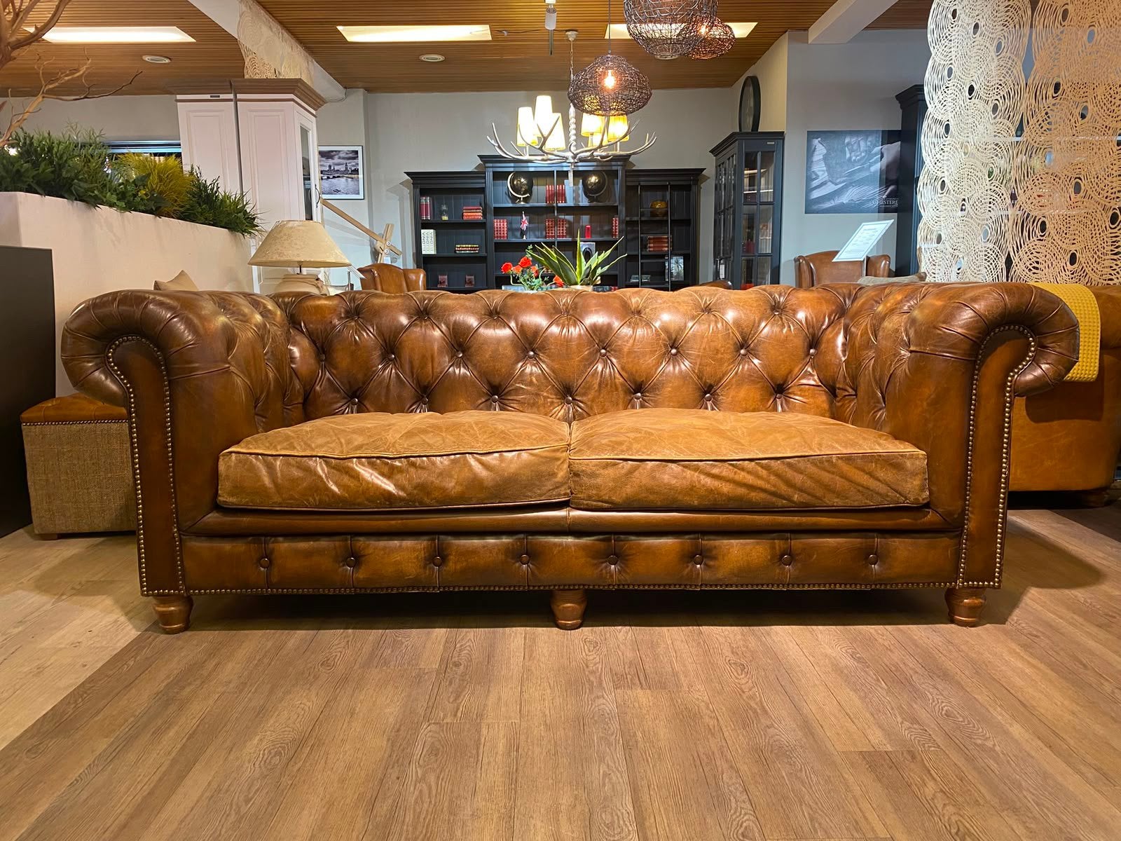 Gave Vintage chesterfield 3 zits bank Bruin rondom nagels, Ophalen of Verzenden, Gebruikt