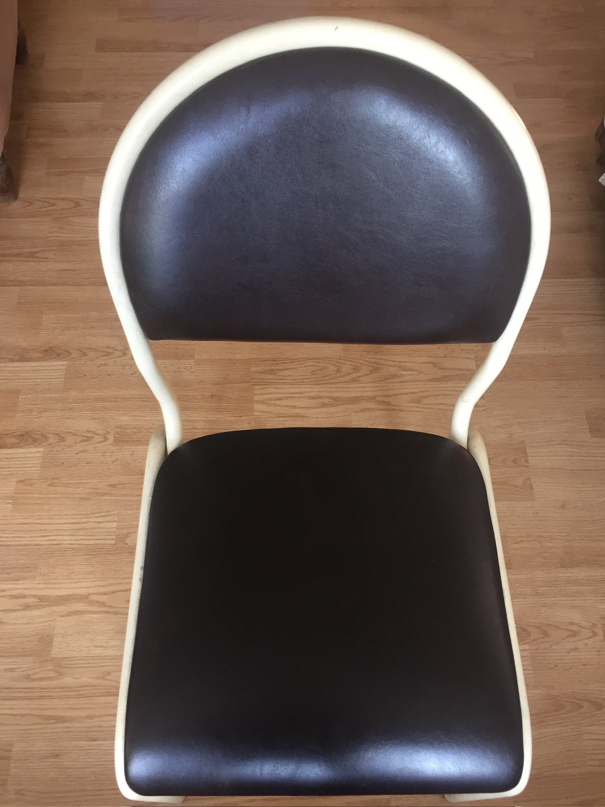 Bruine kunstleren stoel met verchroomd stalen onderstel., Huis en Inrichting, Stoelen, Ophalen, Zo goed als nieuw