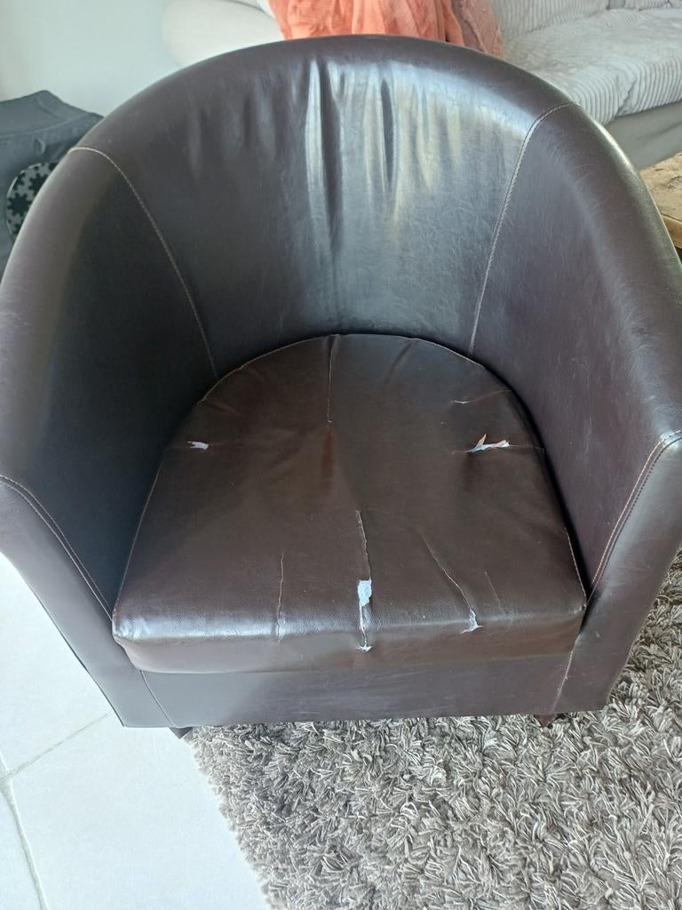 Assise marron en similicuir, coussin endommagé, Enlèvement