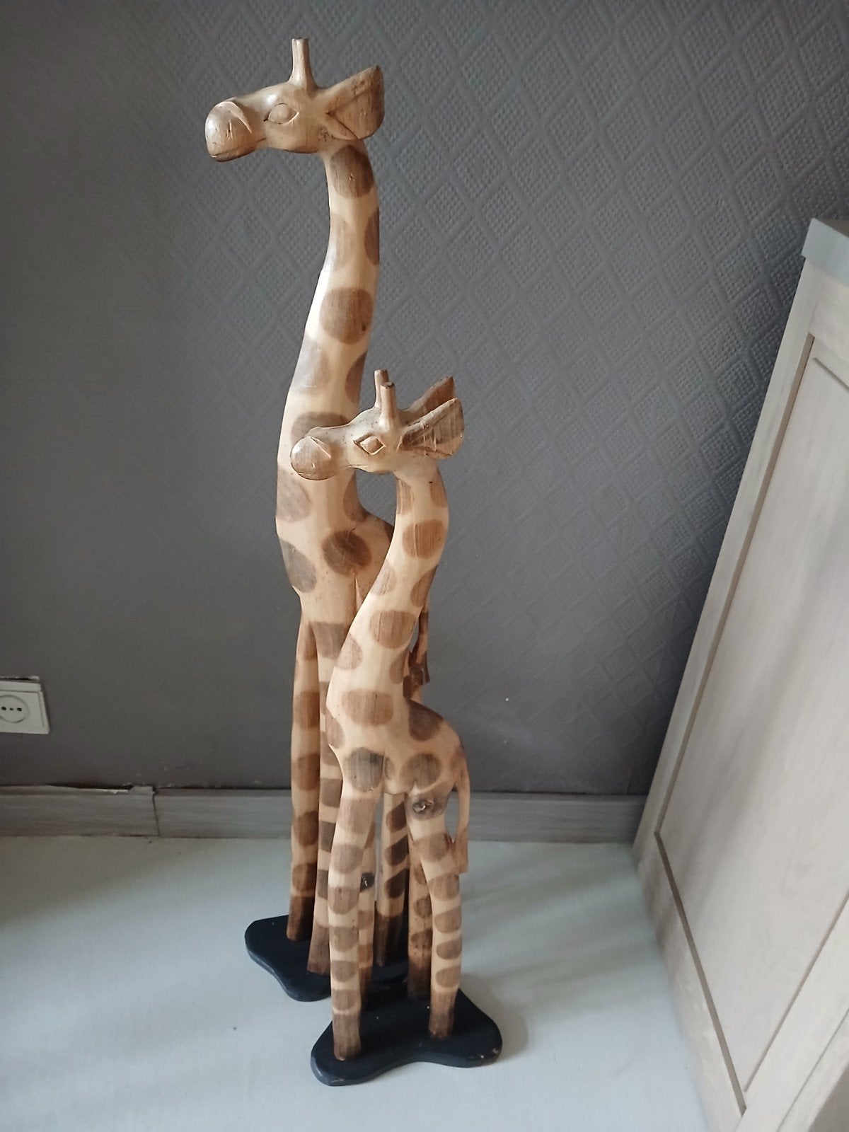 Girafes en bois, Enlèvement