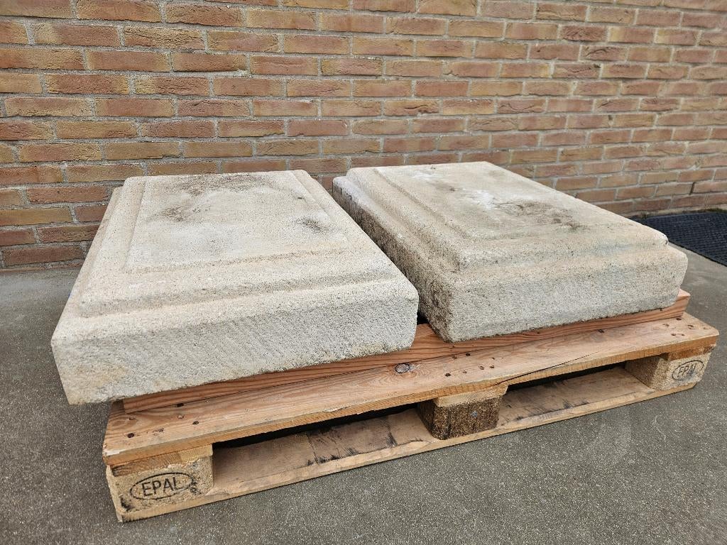 2 witstenen sokkels om bv een bronzen beeld op te plaatsen., Tuin en Terras, Tuinbeelden, Zo goed als nieuw, Overige typen, Steen