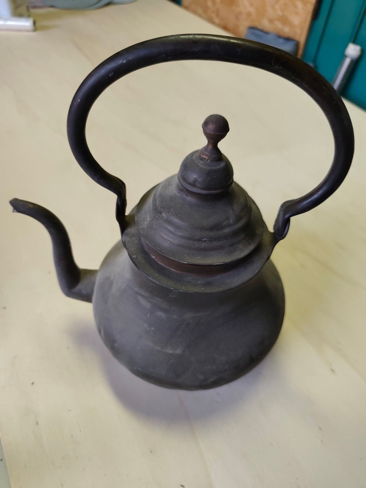 théière en cuivre, Enlèvement