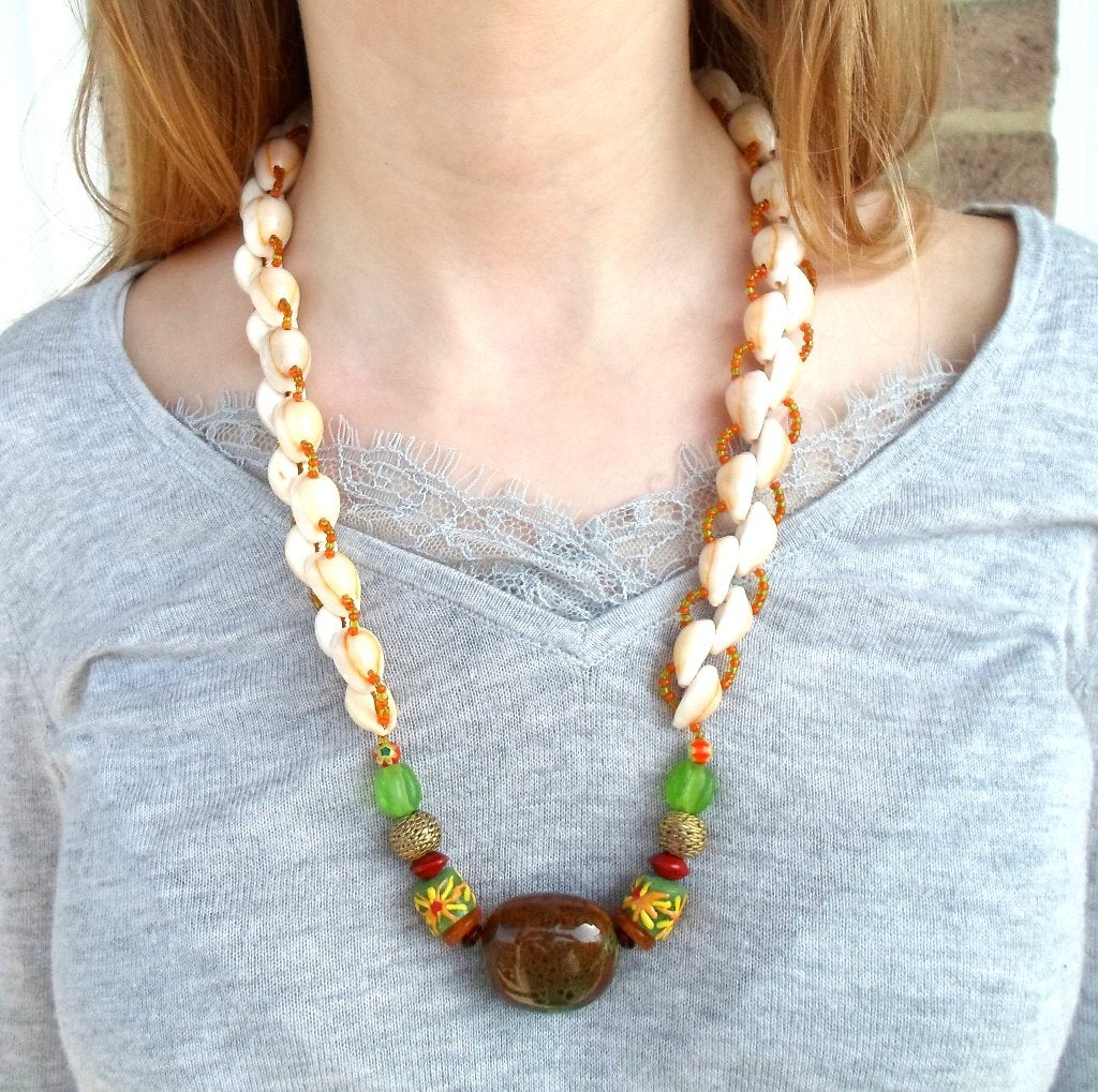 Collier ethnique neuf en céramiques et cauris coquillages, Enlèvement ou Envoi, Neuf, Vert, Pierre ou Minéral