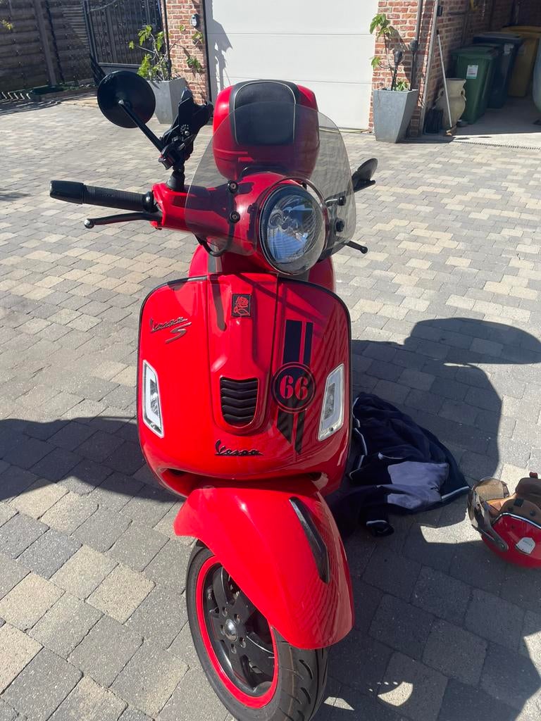 Vespa  gts supper 125 cc ferrari rood, Fietsen en Brommers, Ophalen, Zo goed als nieuw