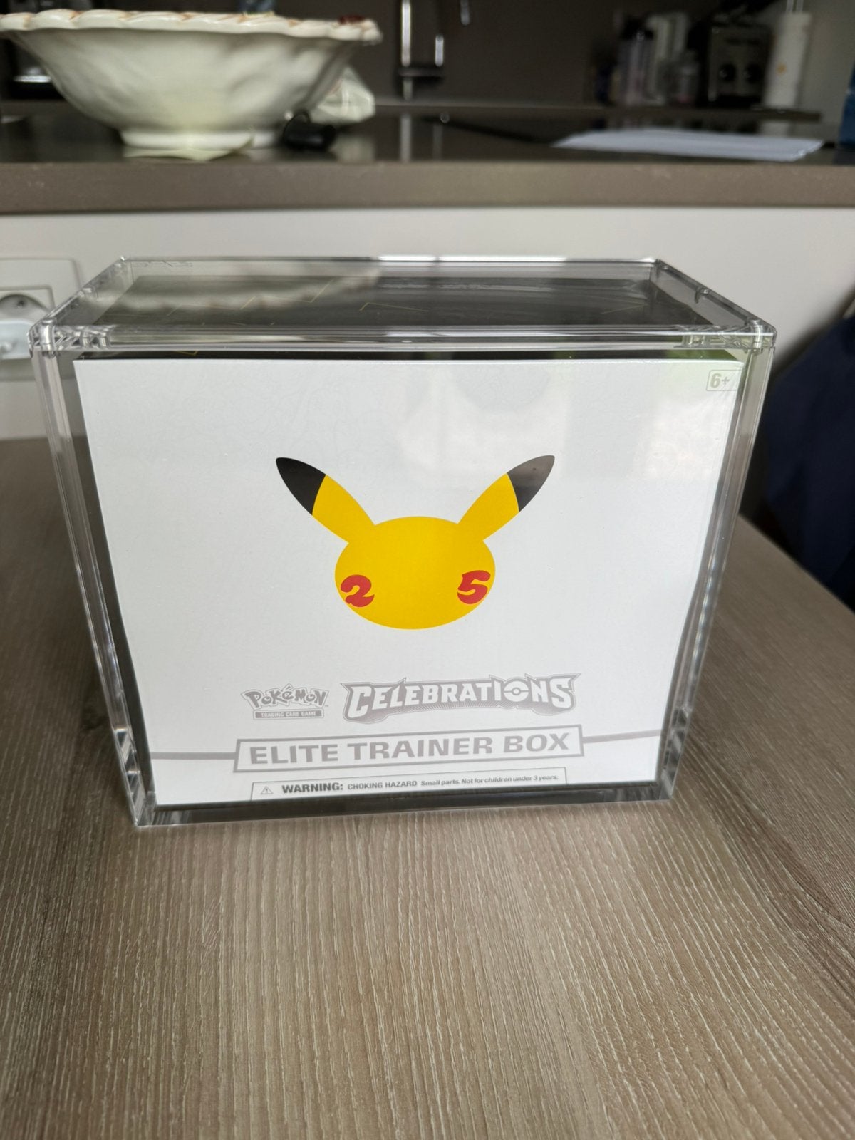 Celebrations etb sealed + acryl, Hobby en Vrije tijd, Verzamelkaartspellen | Pokémon, Ophalen of Verzenden, Zo goed als nieuw