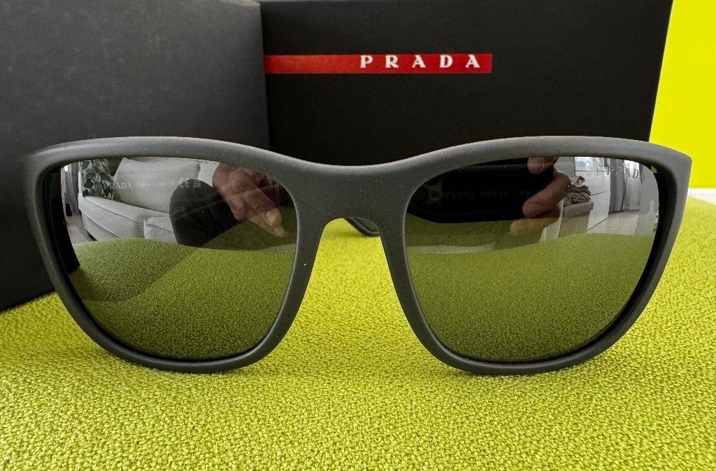 Prada Active zonnebril in het nieuwe staat, Hobby en Vrije tijd, Ophalen, Zo goed als nieuw