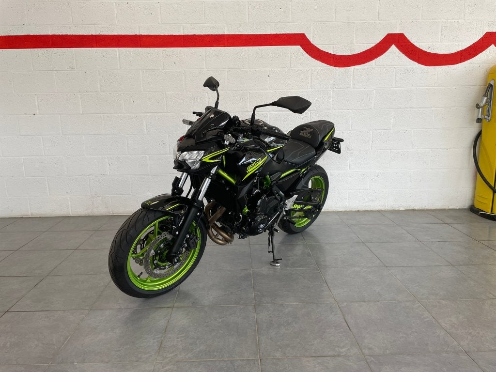 Kawasaki z650 *AKRAPOVIC*, Motos, ABS, Entreprise, 2 cylindres, Neuf