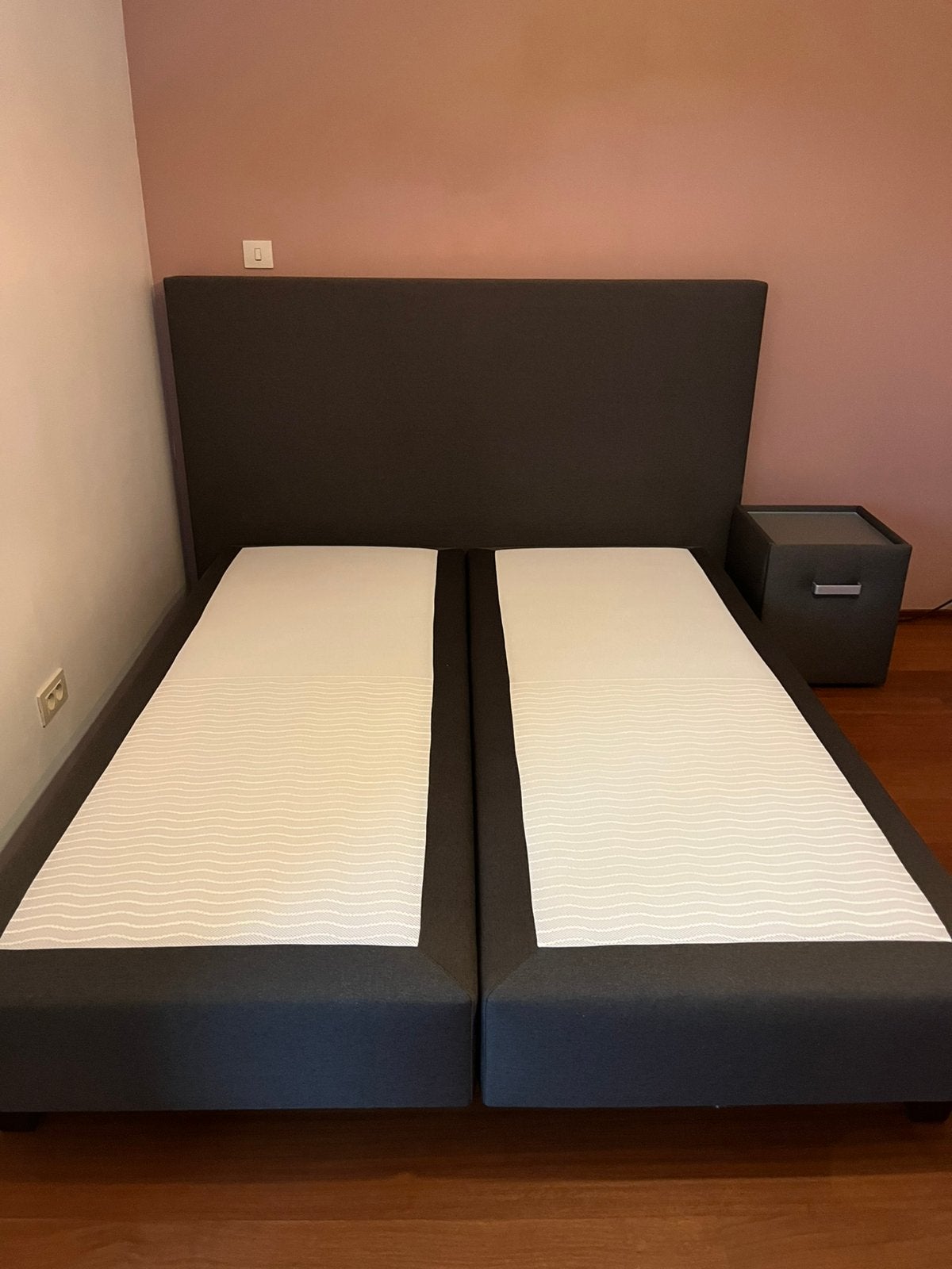AUPING boxspring + nachtkastje, Ophalen, Zo goed als nieuw