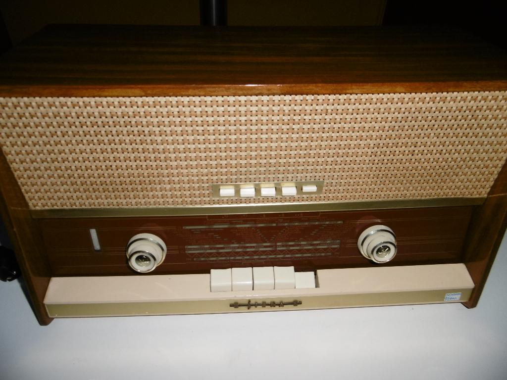 RADIO SIERRA DE 1960 AVEC FM , EN FONCTION PARF , BON ETAT, Antiek en Kunst, Ophalen