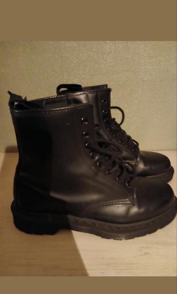 Dr martens maat 39, Enlèvement