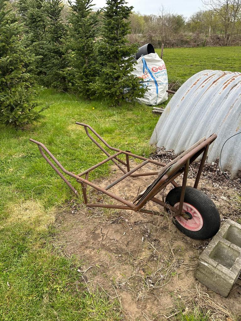 Antieke kruiwagen. Er moet wel nieuw hout opkomen., Ophalen, Gebruikt