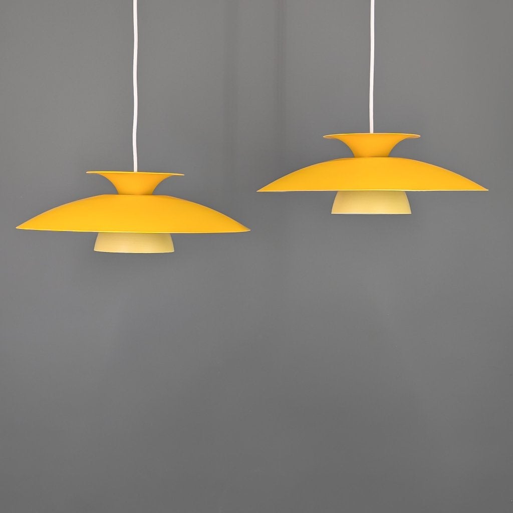 Set 2 vintage Scandinavische hanglampen geel Ø40 cm, Kunststof, Zo goed als nieuw, Deens design, E27 (groot)