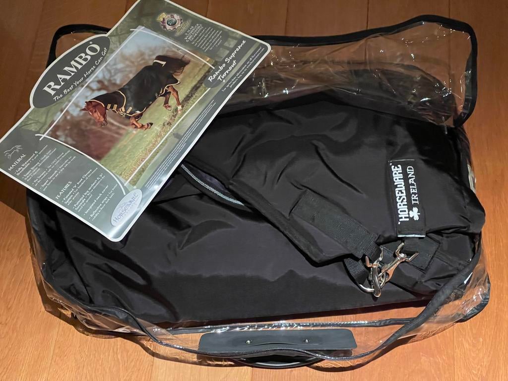 Rambo Supreme Medium zwart buitendeken maat 6’6-145 Nieuw, Dieren en Toebehoren, Paarden en Pony's | Dekens en Dekjes, Nieuw, Deken