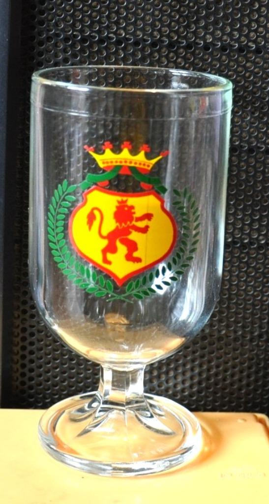 verre a biere  ecusson lion collection nutella, Enlèvement ou Envoi, Utilisé, Verre ou Verres, Autres marques