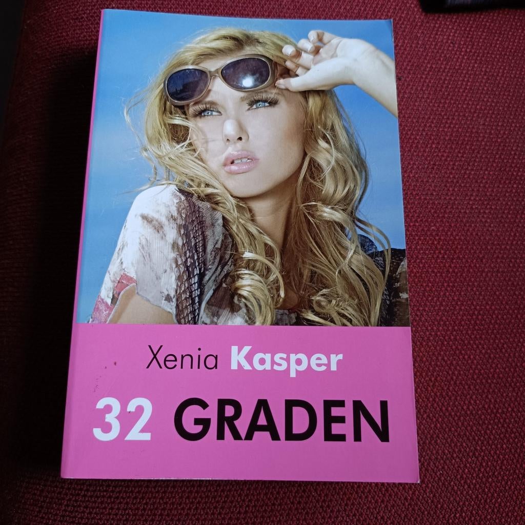 Xenia Kasper - 32 graden 1 baby, 1 moord en 1 perfecte man, Boeken, Ophalen of Verzenden, Zo goed als nieuw, Xenia Kasper