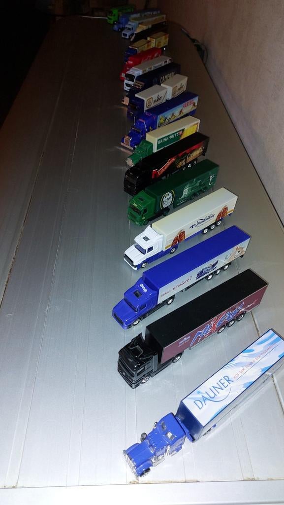 18 vrachtwagens 1/87, Hobby en Vrije tijd, Ophalen of Verzenden, Zo goed als nieuw