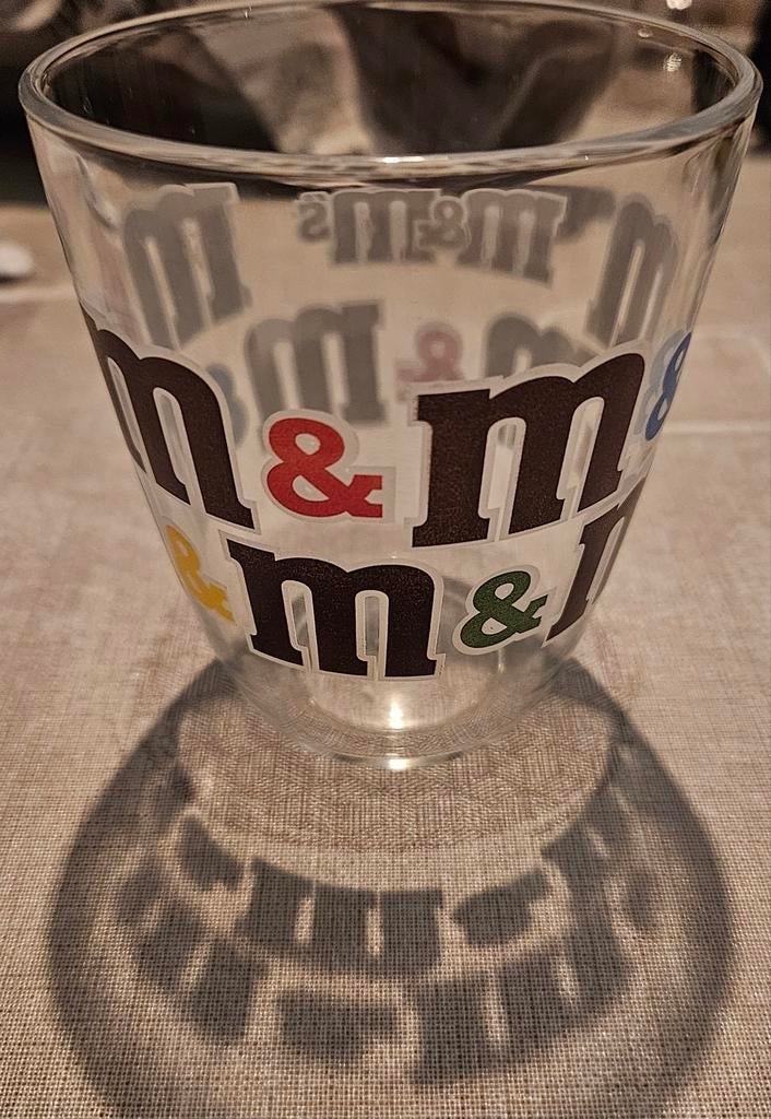 Verre à boire vintage M&M
L'image montre un vieux, Enlèvement ou Envoi, Comme neuf