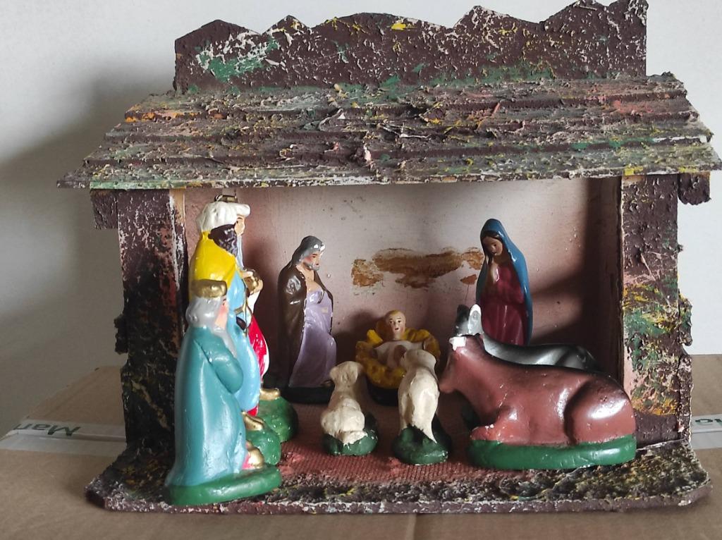 Oude Kerststal met alle beeldjes van het jaar 1854 > foto's., Ophalen of Verzenden, Gebruikt
