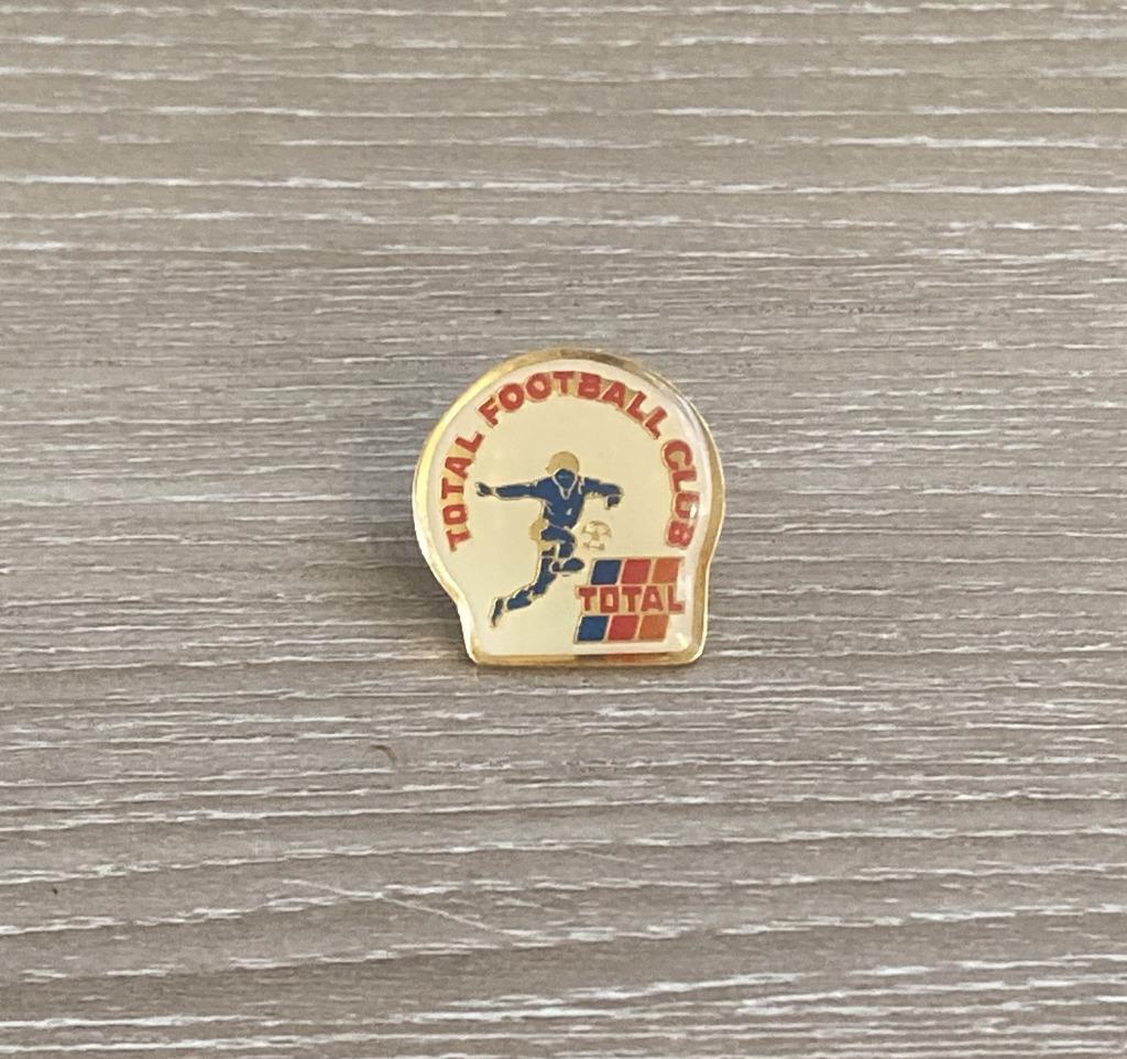 PIN - TOTAL FOOTBALL CLUB - VOETBAL, Envoi, Utilisé, Sport, Insigne ou Pin's