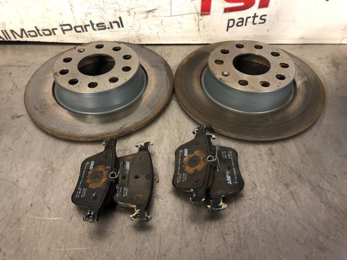 Remschijf + blok achter van een Volkswagen Golf, Auto-onderdelen, Remmen en Aandrijving, Volkswagen, Gebruikt, 3 maanden garantie