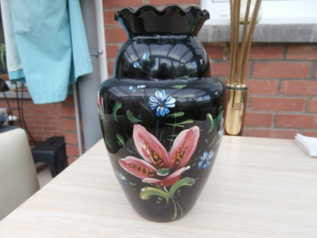 BOOMSE VAAS IN ZWART GLAS gedecoreerd met bloemen, Ophalen of Verzenden, Gebruikt, Zwart, Glas