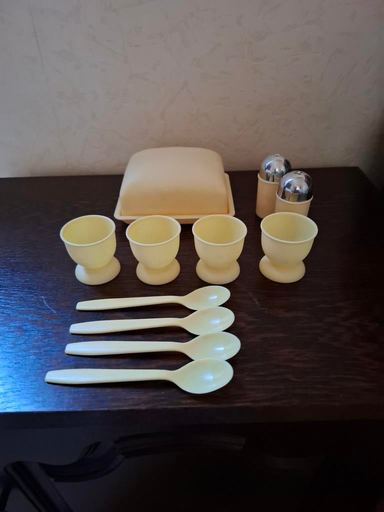 4 Eierdopjes en lepels,peper en zout vatje,botervlootje, Enlèvement ou Envoi, Comme neuf